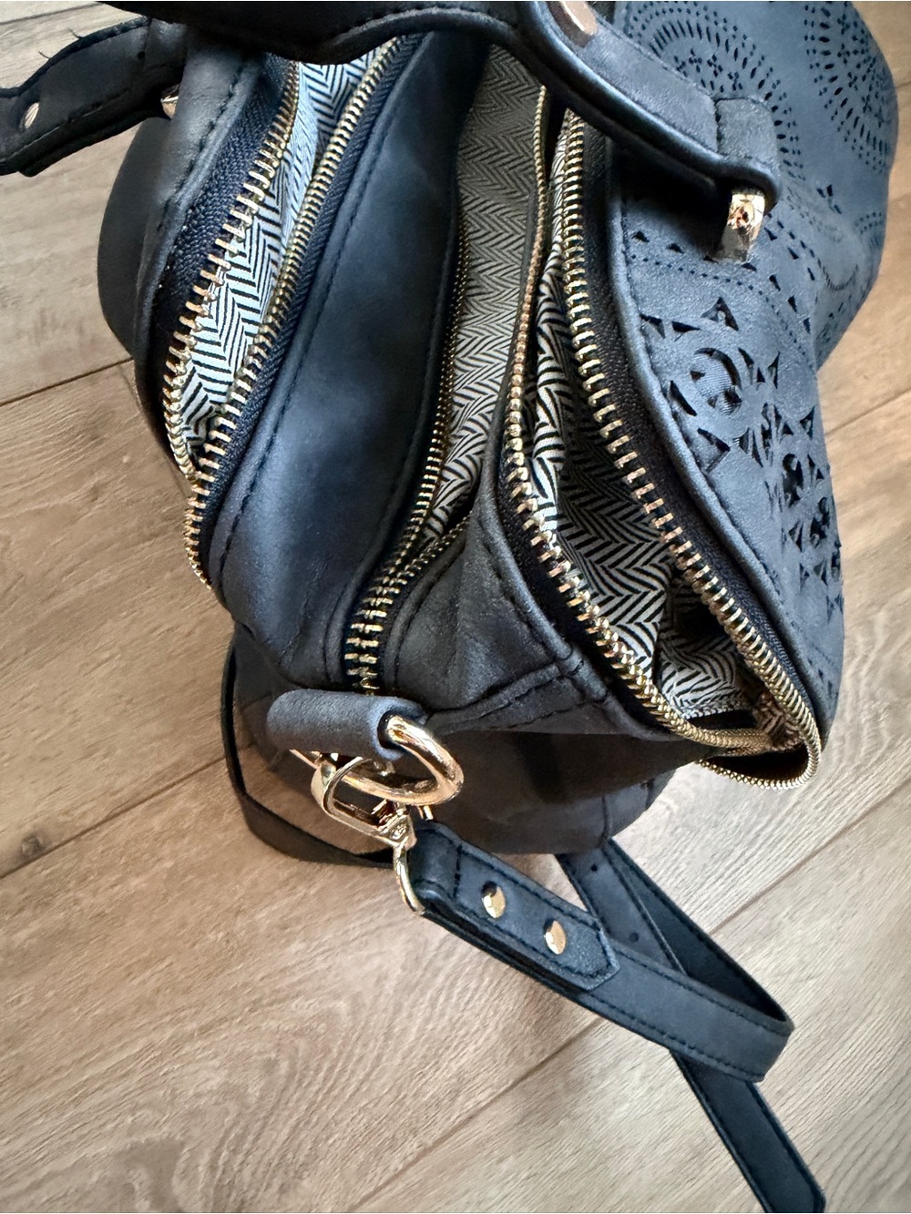 Gorgeous free people Logan vegan laser cut tote - Picture 6 of 12
